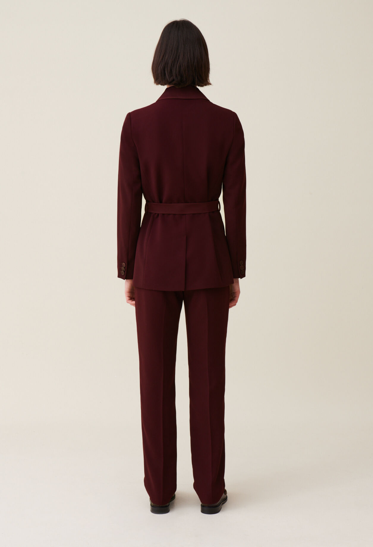 Veste tailleur boutonnée ceinturée 
