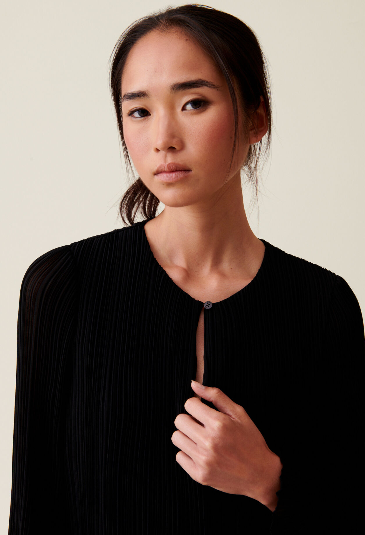 Robe courte plissée manches longues