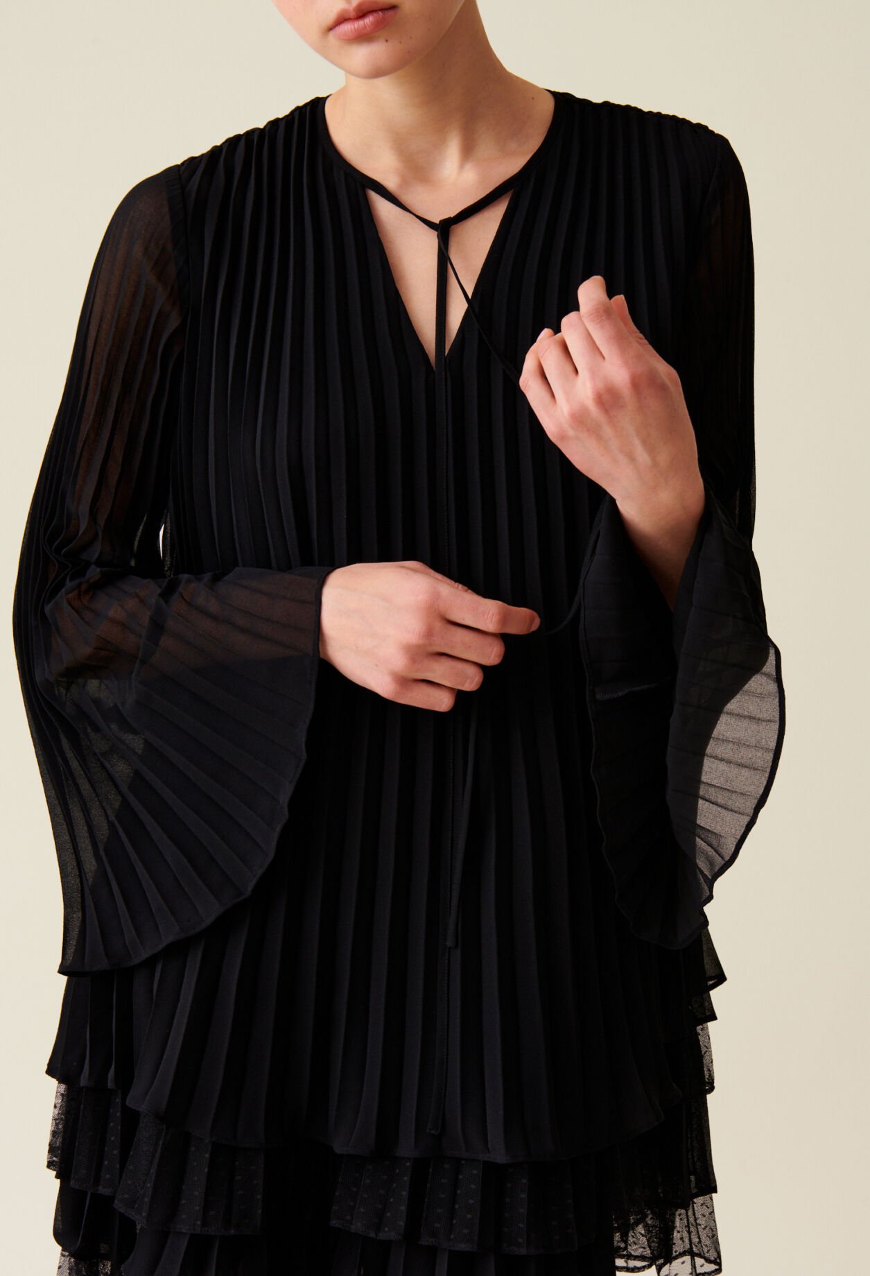 Robe courte noire volantée