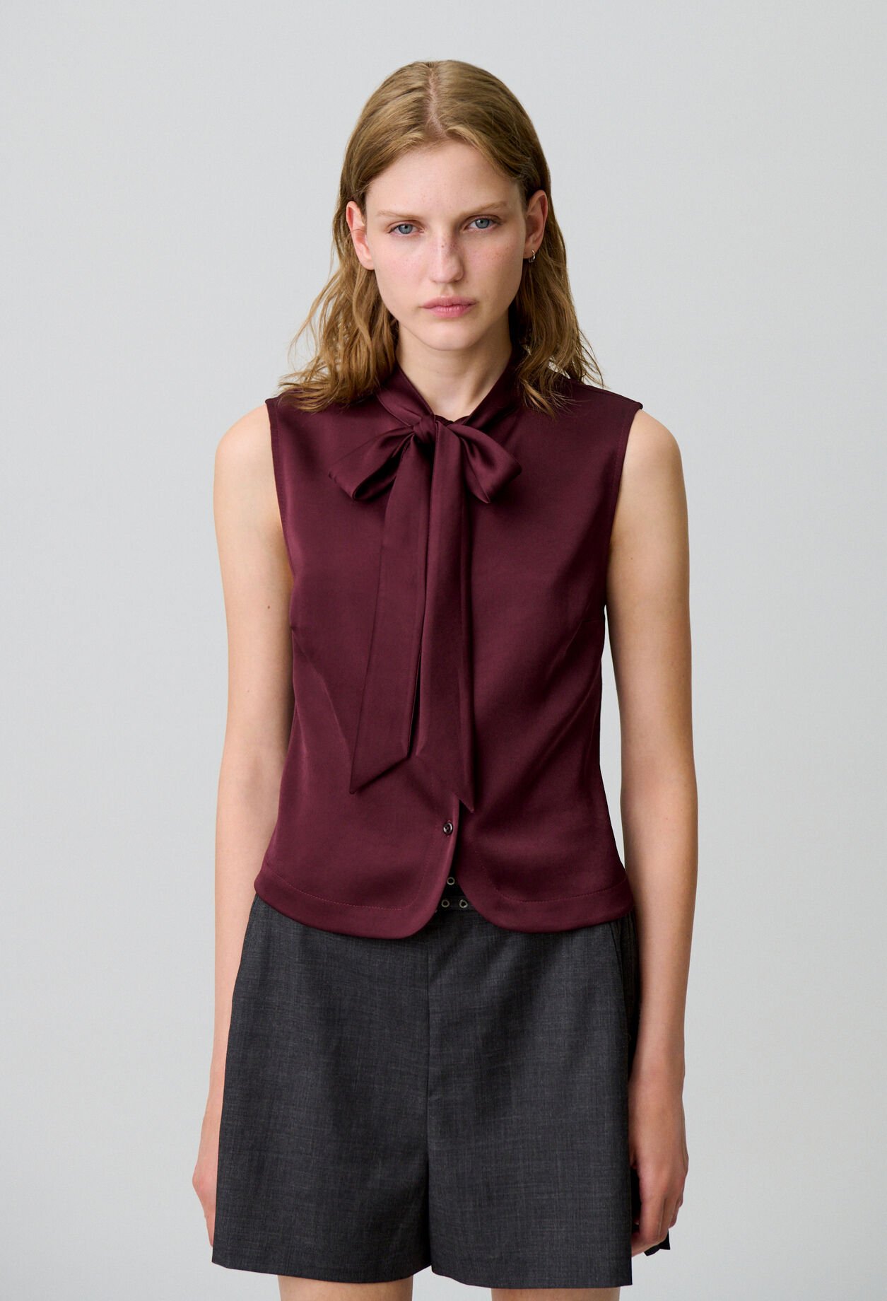 Chemise satinée sans manches