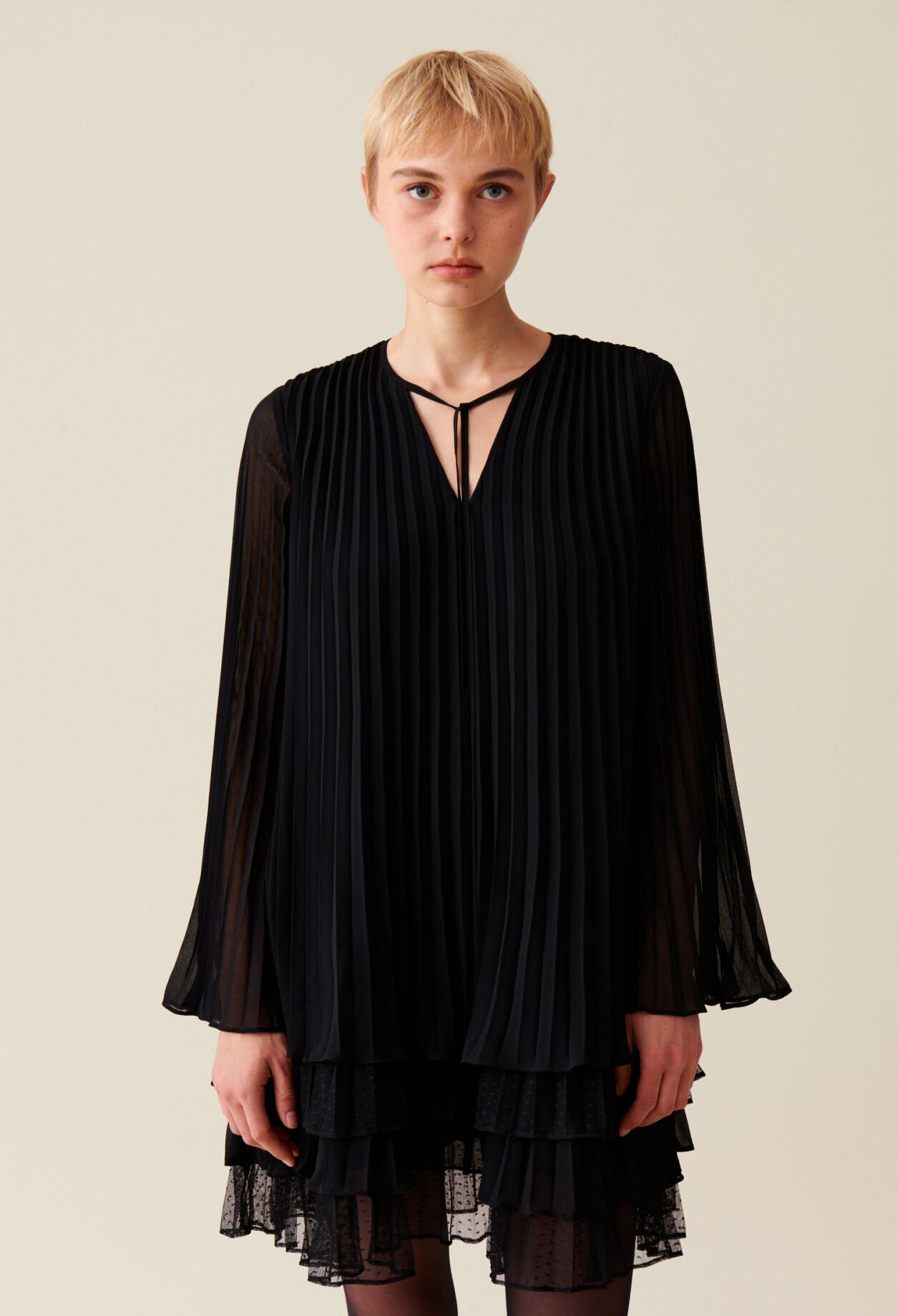 Robe courte noire volantée