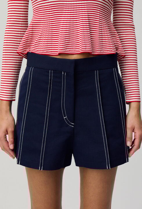 Short contrasté à plis
