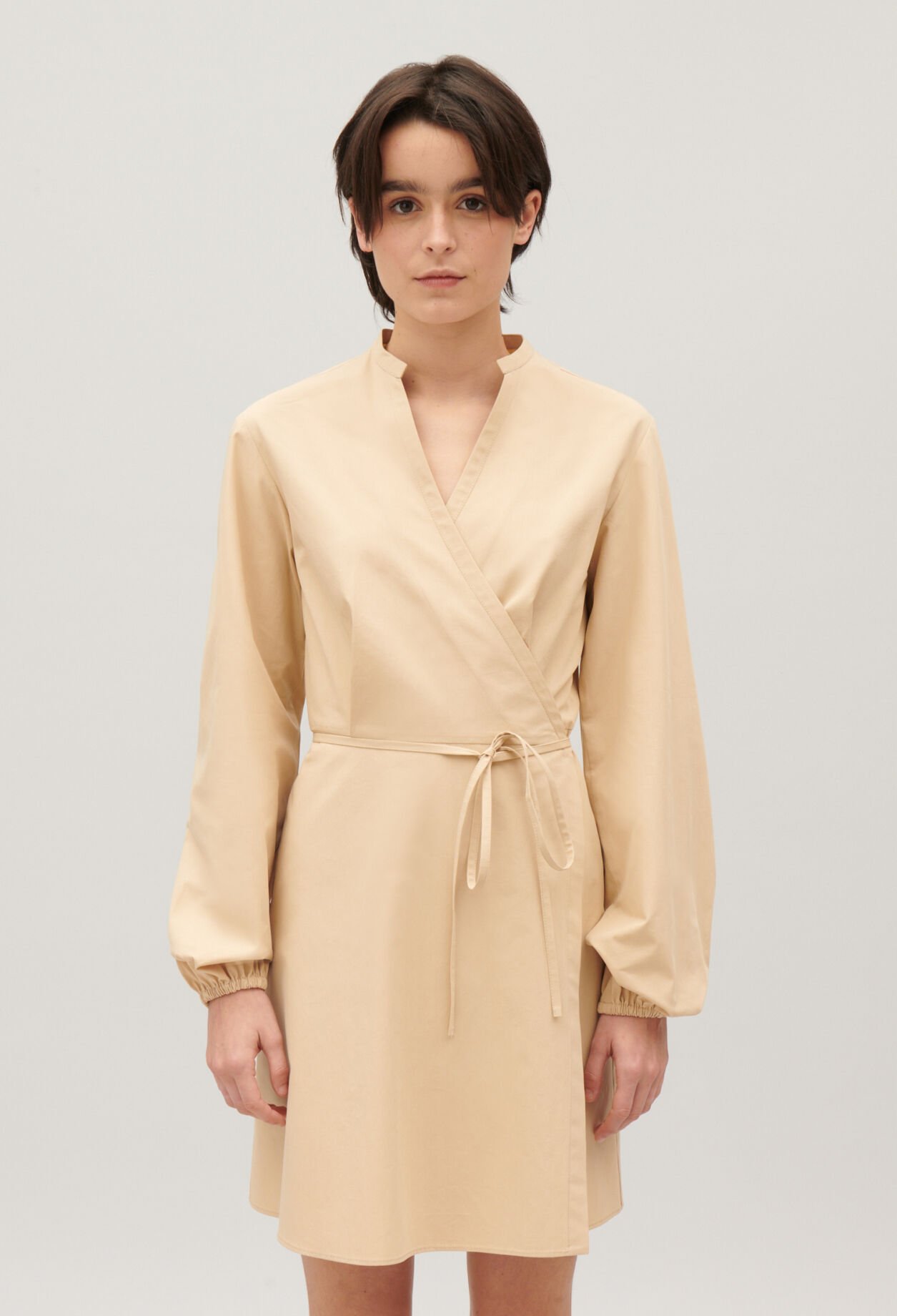 Robe courte portefeuille col mao