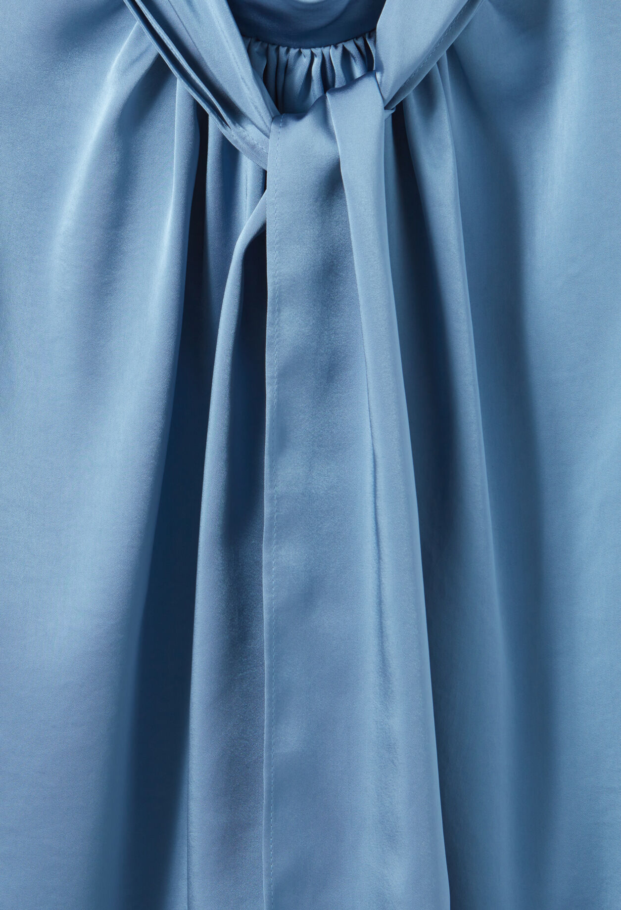 Blouse fluide col lavallière