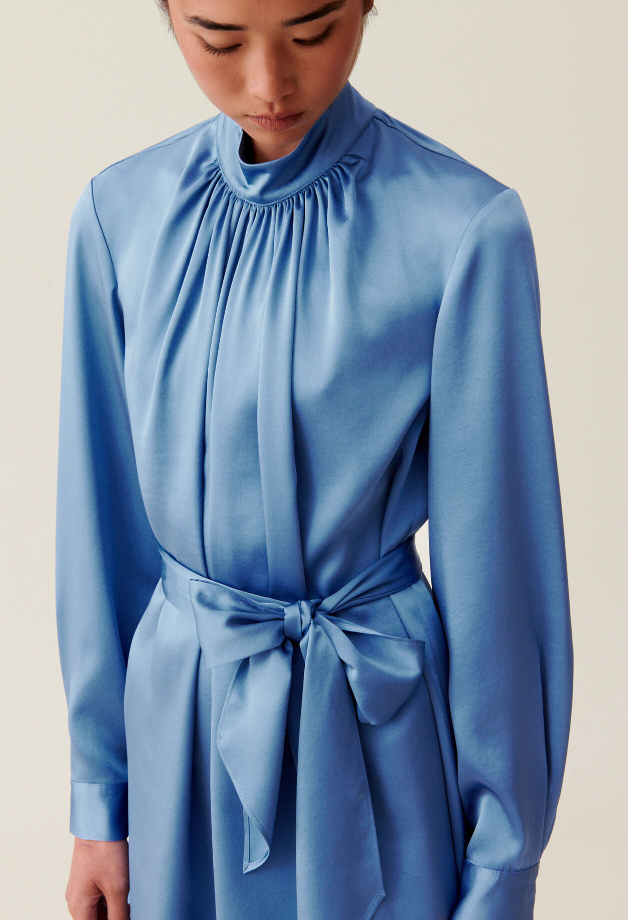 Robe fluide col V taille smockée