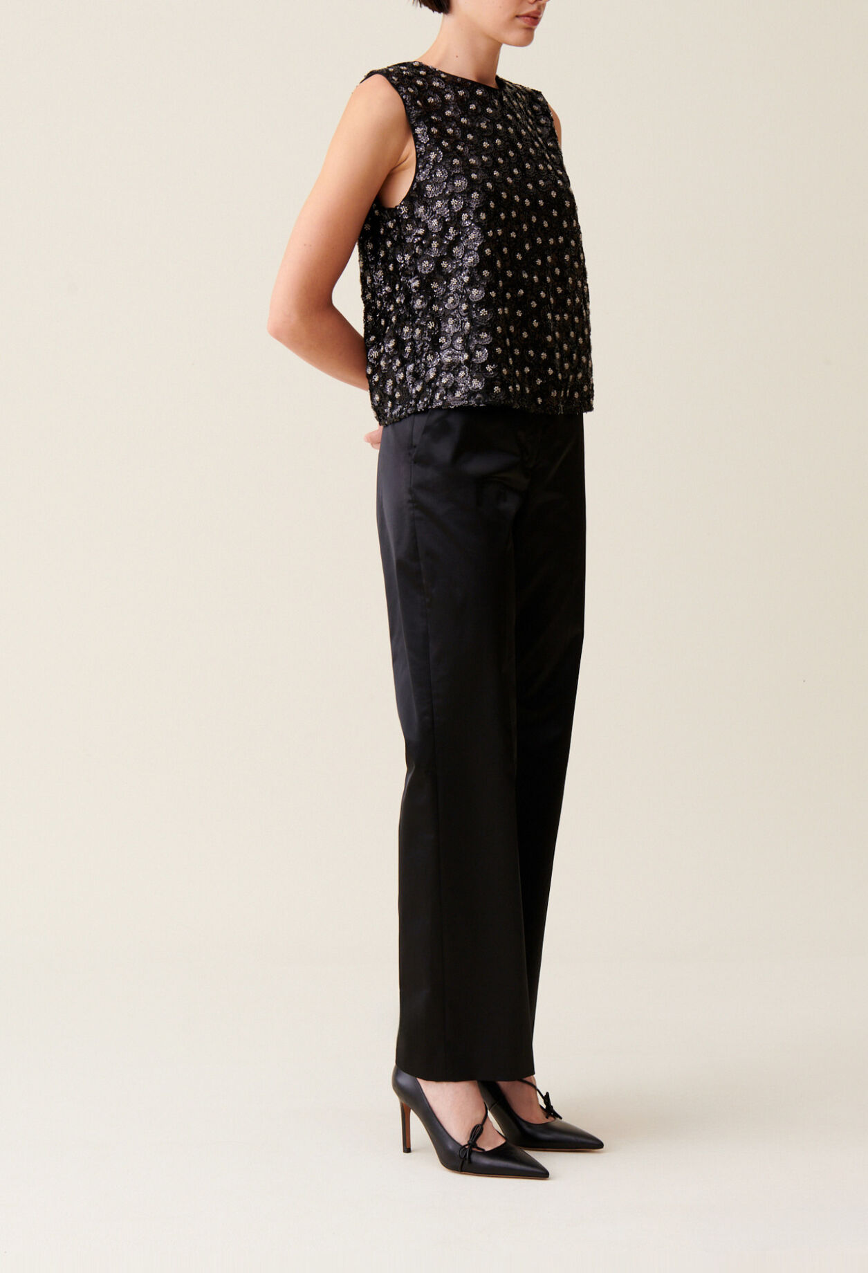 Top noir sequins brod&eacute;s dos ouvert