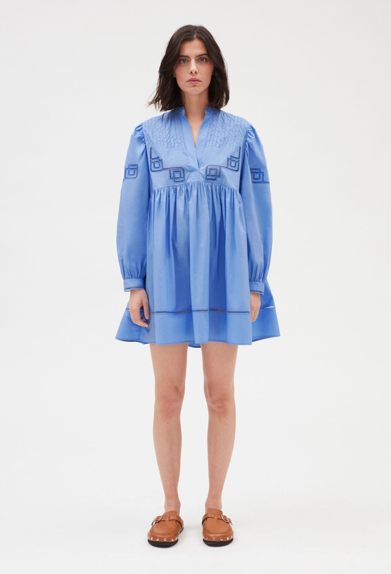 Robe courte coton brodé bleu