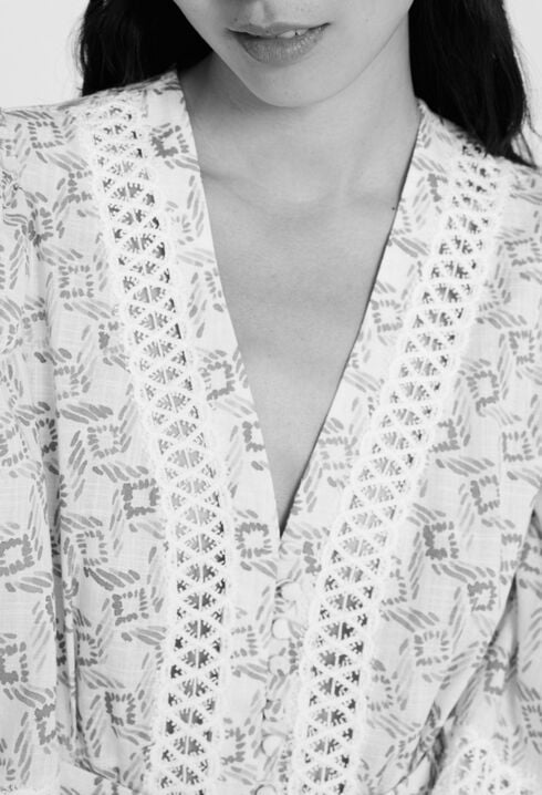 Robe imprimée bleue à galons de dentelle