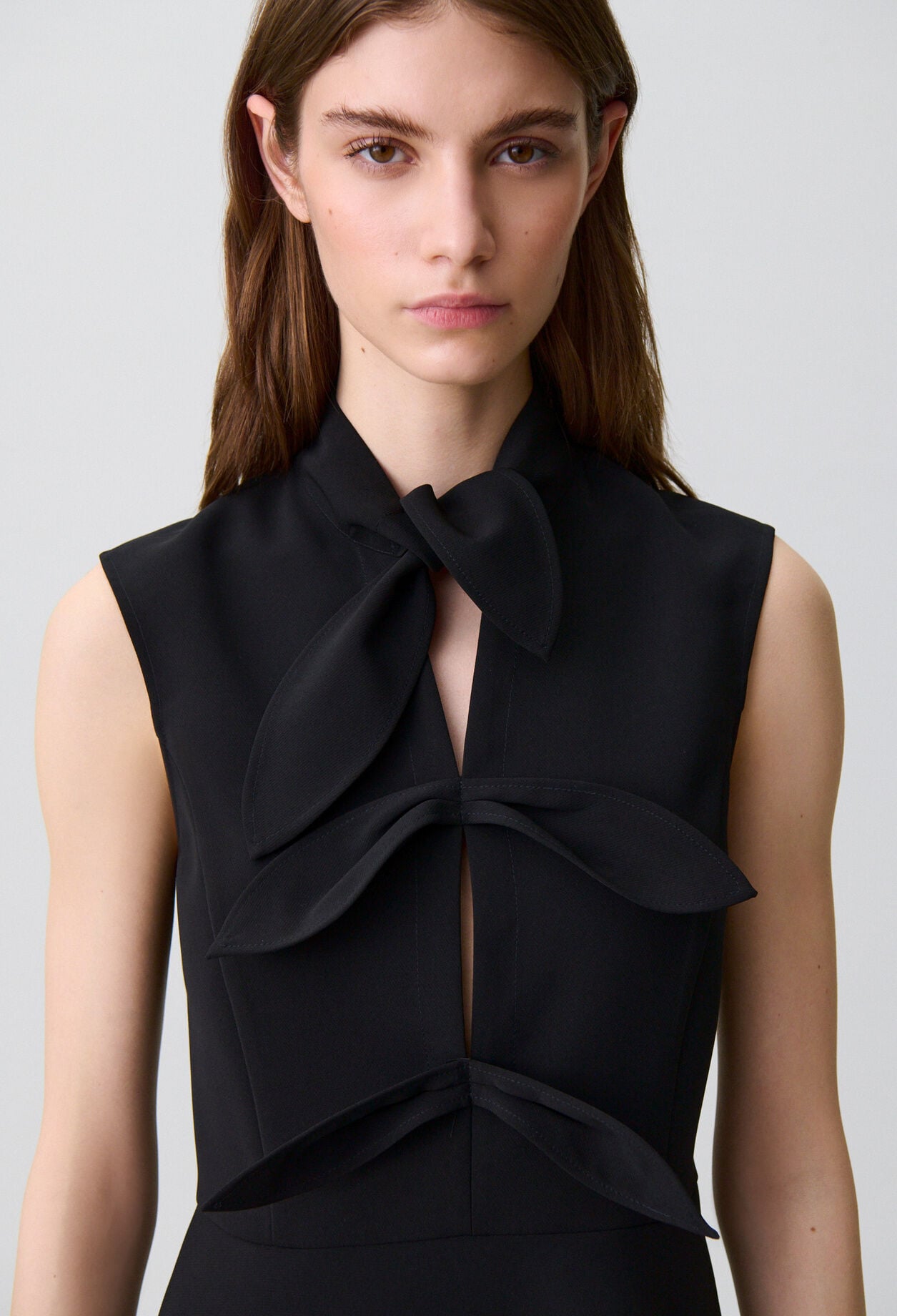 Robe courte col &agrave; n&oelig;ud