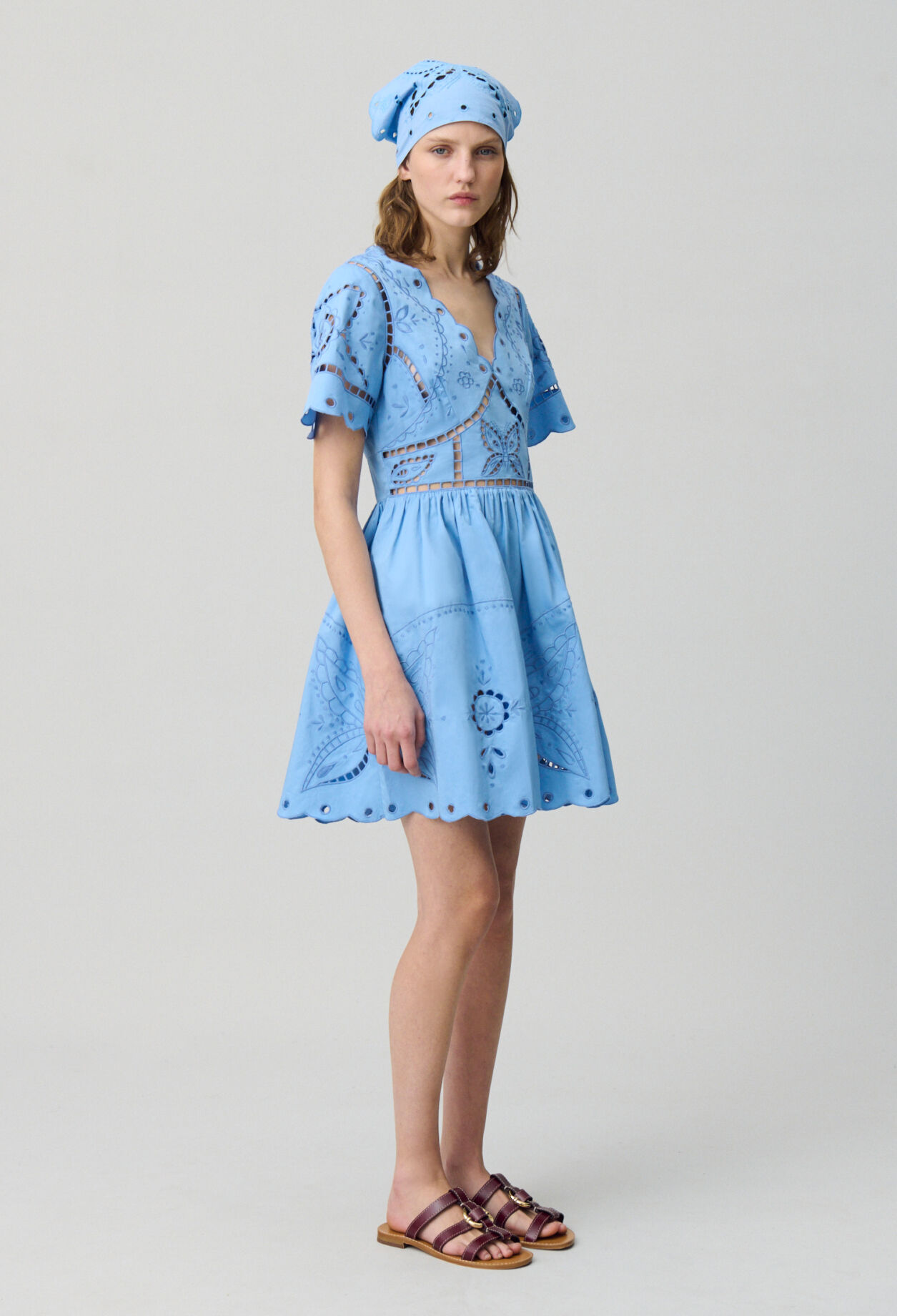 Robe courte broderies papillon