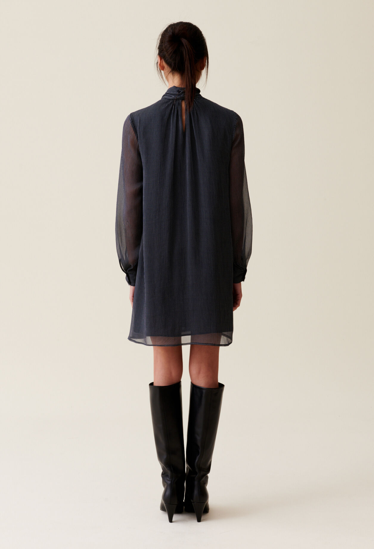 Robe fluide col lavallière 