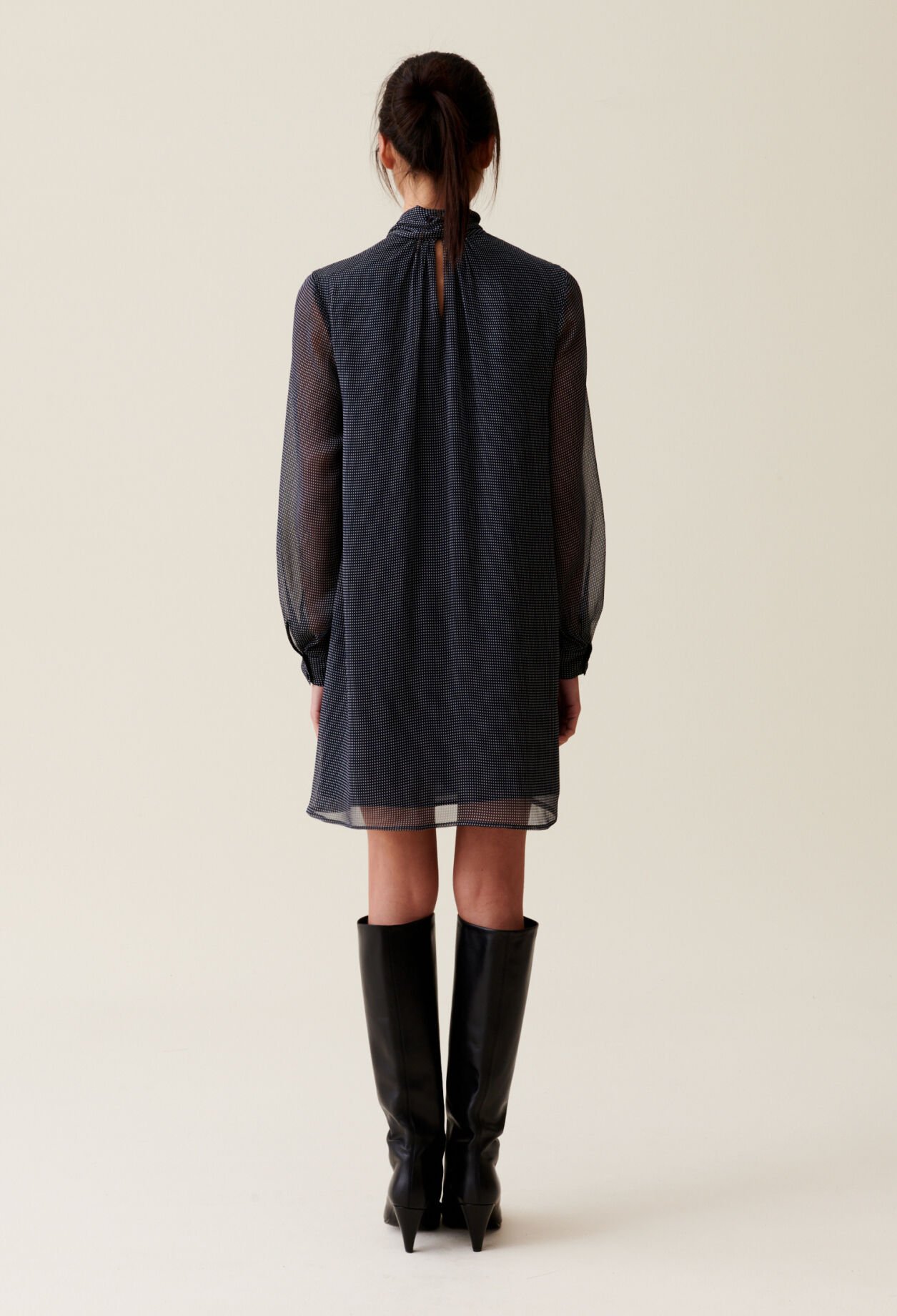 Robe fluide col lavallière