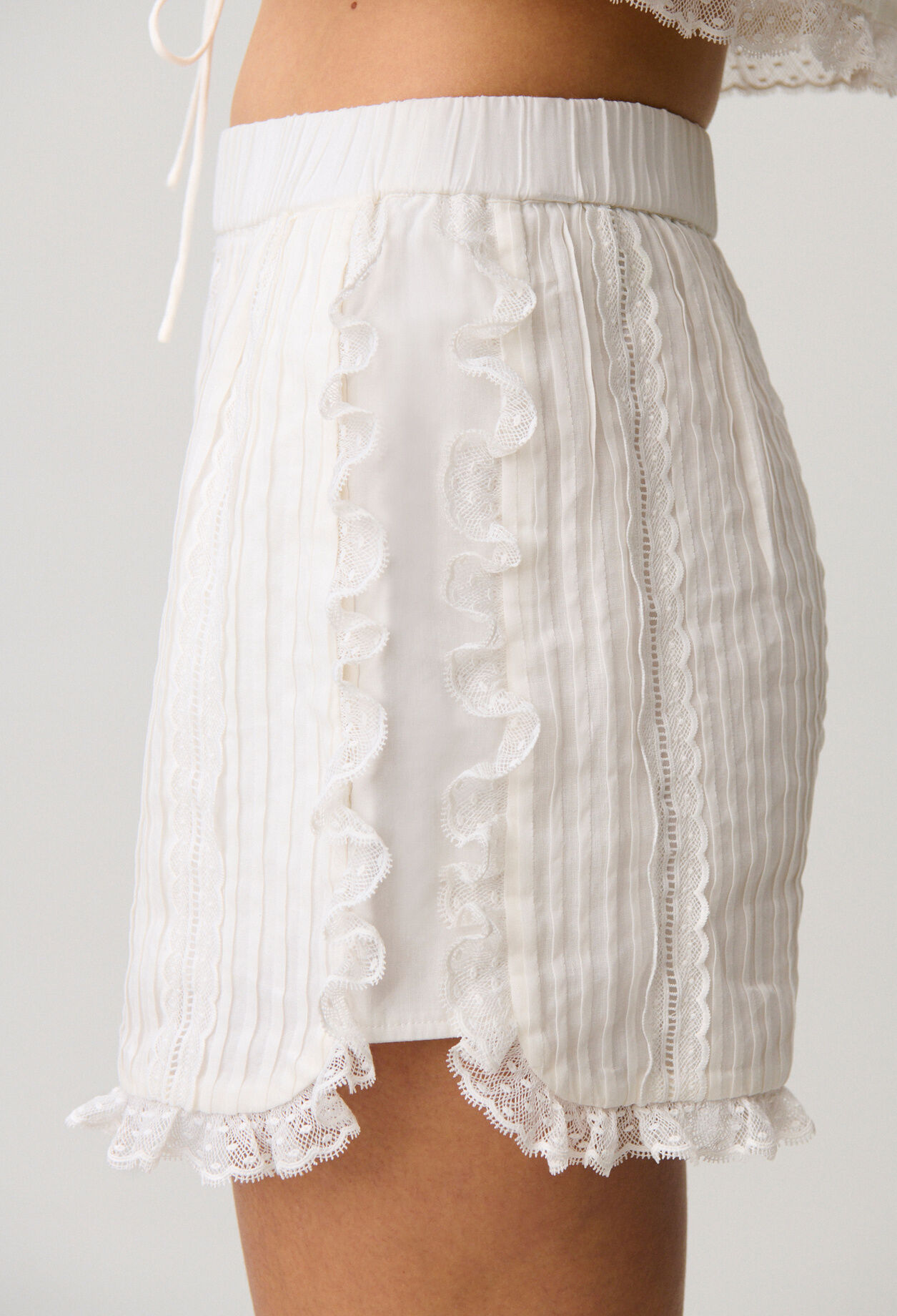 Short court dentelle