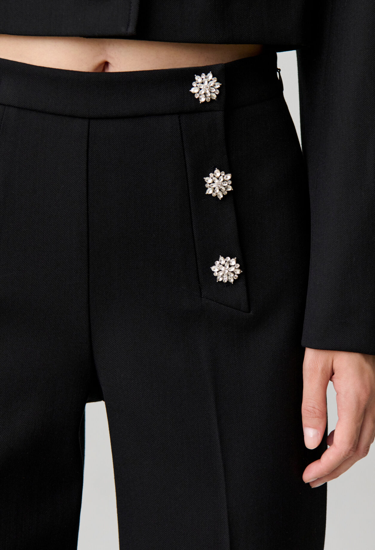 Pantalon jambes droites boutons bijoux