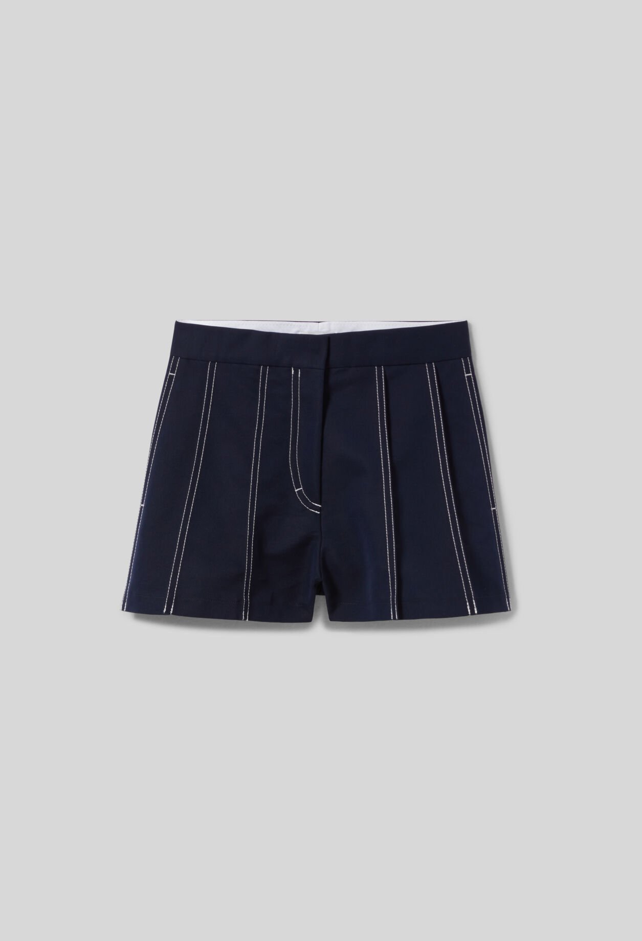 Short contrasté à plis