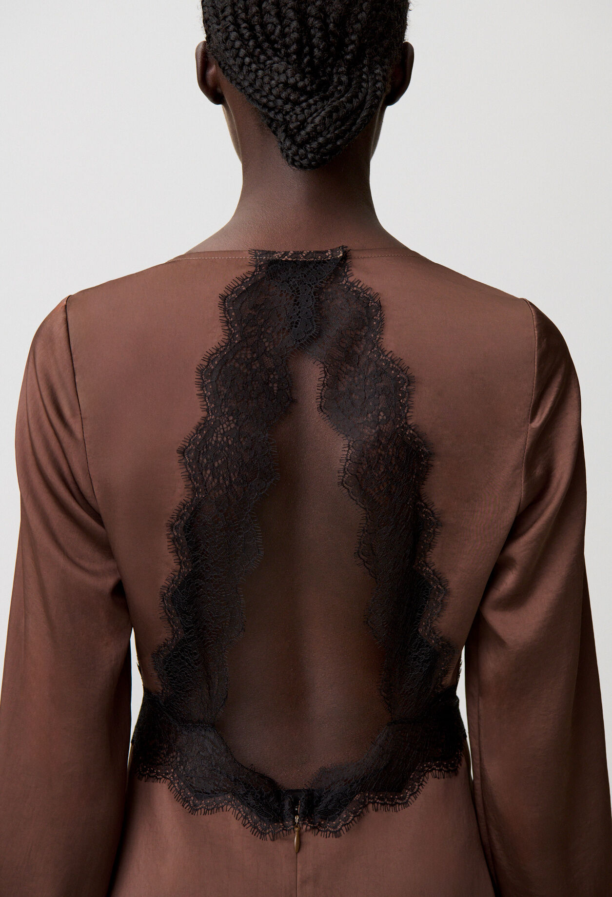Robe courte fluide satin&eacute;e