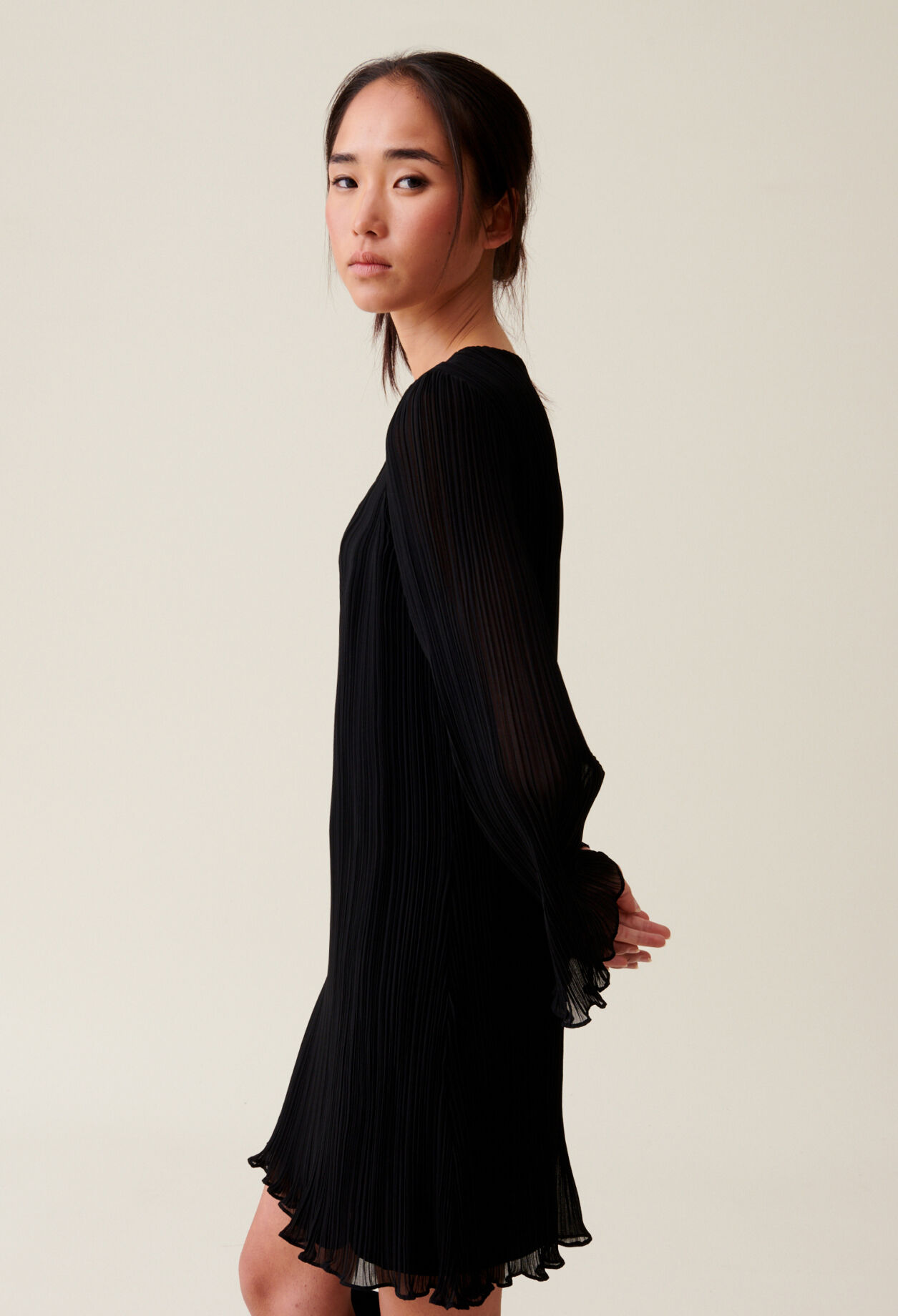 Robe courte plissée manches longues
