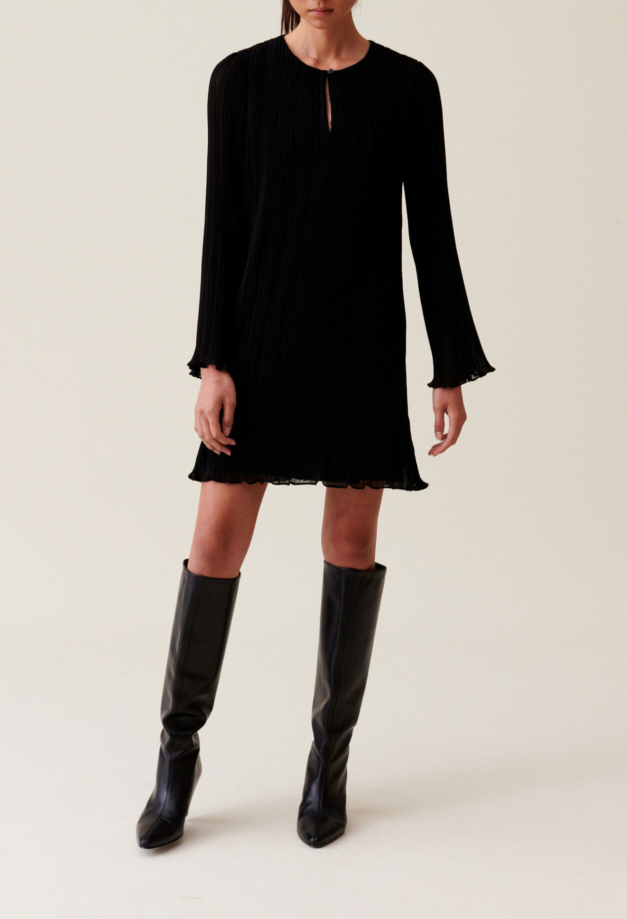 Robe courte pliss&eacute;e manches longues