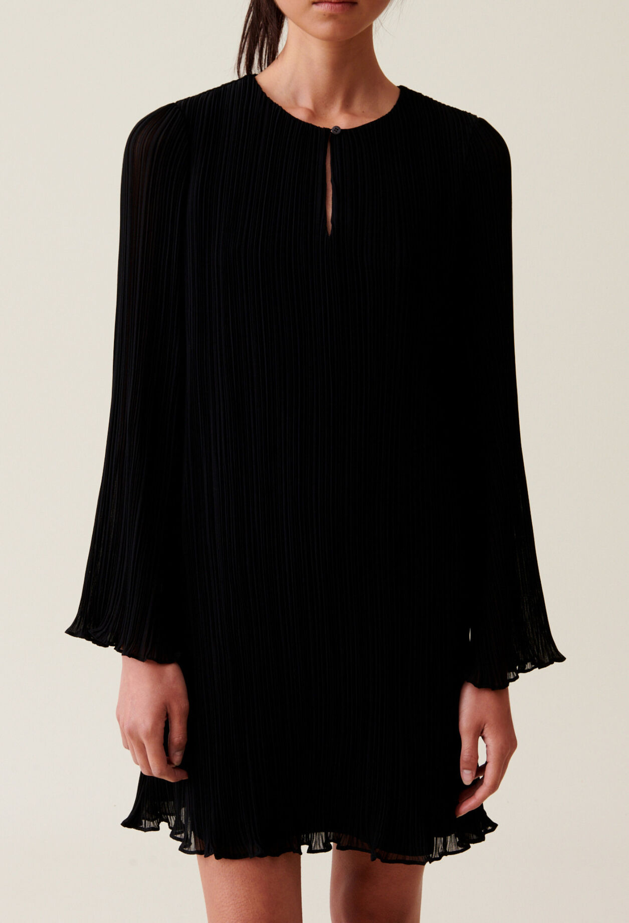 Robe courte pliss&eacute;e manches longues