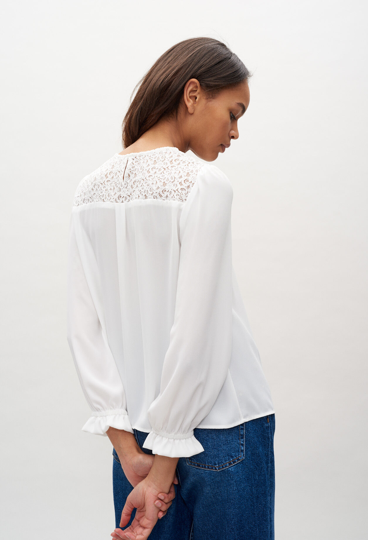 Blouse à détails guipures.